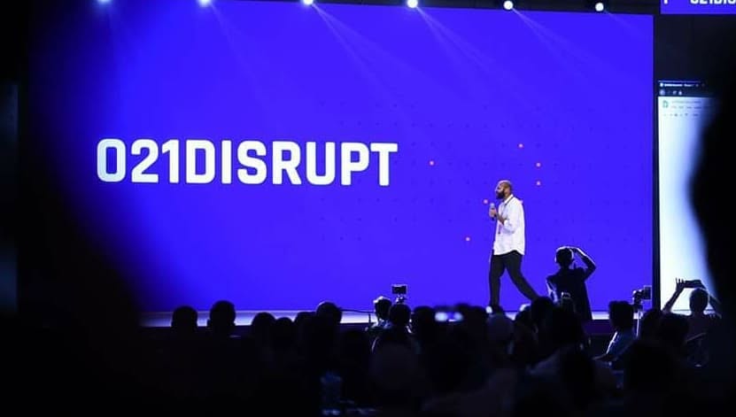 Hassaan Mallick speaking on stage at 021Disrupt